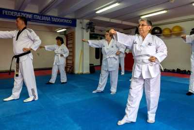 Bari, i nonni che praticano il Taekwondo: �Ci divertiamo a sferrare calci e pugni in volo�